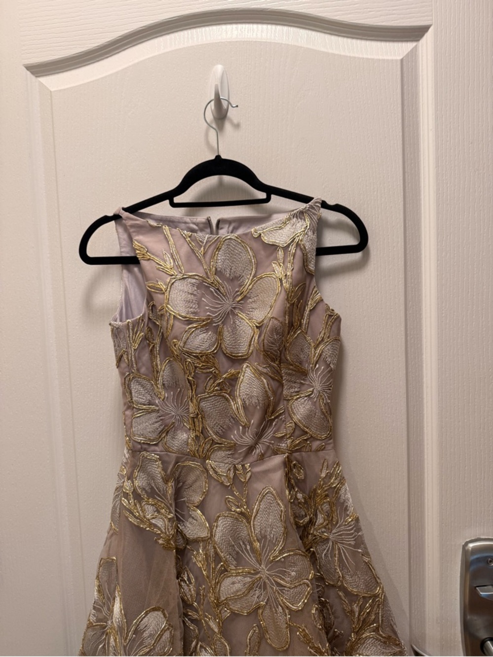 HELSI Lulu Floral Embroidered Midi Dress in Platinum/Gold Size XS NWOT - Picture 3 of 4